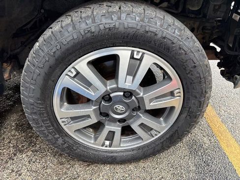 Used 2010 Toyota Tundra 4x4 CrewMax image 7