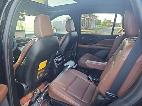 Used 2023 Lincoln Aviator Reserve w/ Equipment Group 201A RWD image 9