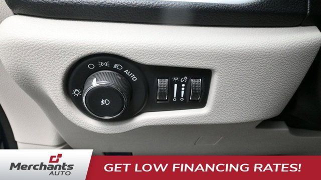 Used 2023 Chrysler Pacifica Touring-L FWD image 18