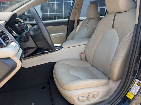 Used 2020 Toyota Camry XLE FWD image 11