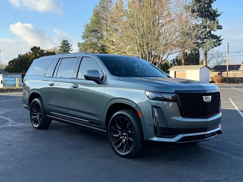 Used 2024 Cadillac Escalade ESV Sport Platinum w/ LPO, ONYX Package image 8