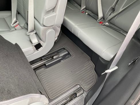 Used 2021 Toyota Highlander XLE AWD/4WD image 42