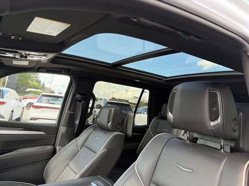 Used 2026 Cadillac Escalade Luxury AWD/4WD image 12
