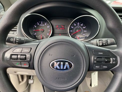 Used 2017 Kia Sedona LX image 15