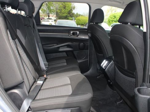 Used 2022 Kia Sorento LX FWD image 12