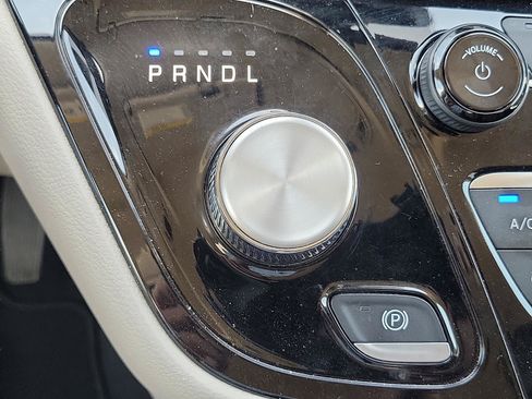 Used 2024 Chrysler Pacifica Touring-L FWD image 16