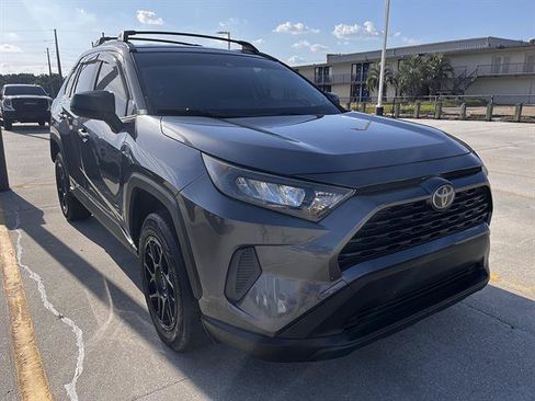 Used 2019 Toyota RAV4 LE FWD image 1