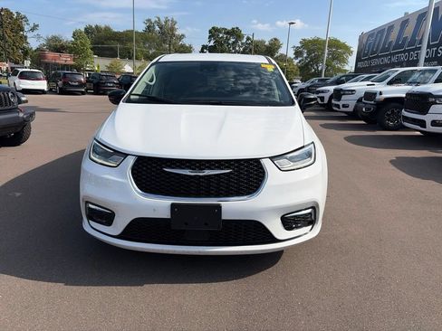 Used 2024 Chrysler Pacifica Limited FWD image 2