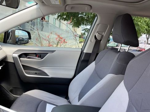 Used 2021 Toyota RAV4 XLE w/ Convenience Package FWD image 6
