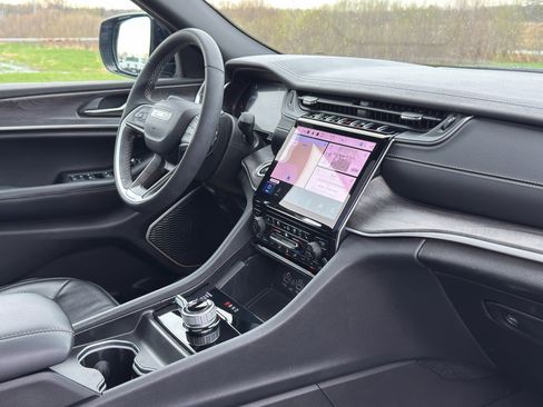 Used 2025 Jeep Grand Cherokee Limited w/ Luxury Tech Group II AWD/4WD image 29