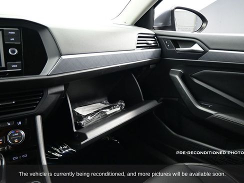 Used 2022 Volkswagen Jetta SE image 25