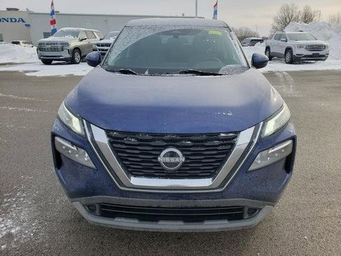Used 2022 Nissan Rogue SV image 2