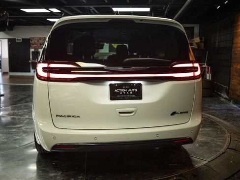 Used 2024 Chrysler Pacifica Limited FWD image 6