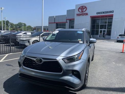 Used 2022 Toyota Highlander XLE FWD image 1