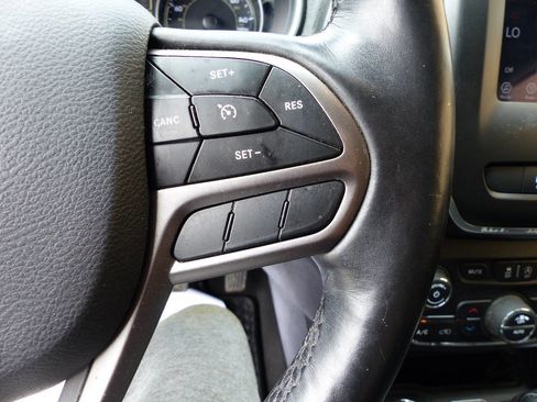 Used 2020 Jeep Cherokee Latitude Plus w/ Comfort/Convenience Group AWD/4WD image 26