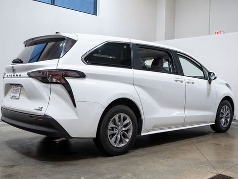 Used 2024 Toyota Sienna LE image 6