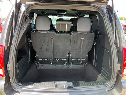 Used 2017 Dodge Grand Caravan SXT w/ Blacktop Package FWD image 11