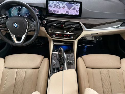 Used 2023 BMW 530e xDrive w/ Premium Package AWD/4WD image 3