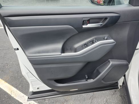 Used 2023 Toyota Highlander XLE FWD image 29