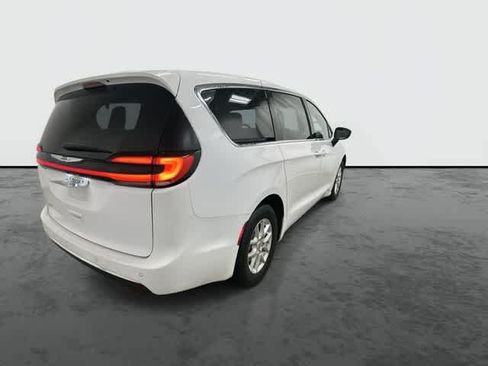 Used 2025 Chrysler Pacifica Select FWD image 3