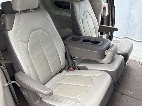 Used 2017 Chrysler Pacifica Touring-L image 30