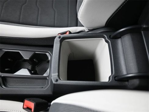 Used 2025 Volkswagen Taos SE w/ Panoramic Sunroof Package image 31