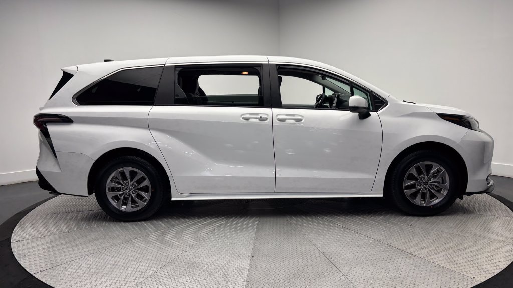 Used 2025 Toyota Sienna LE FWD image 42