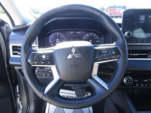 Used 2023 Mitsubishi Outlander SE image 15