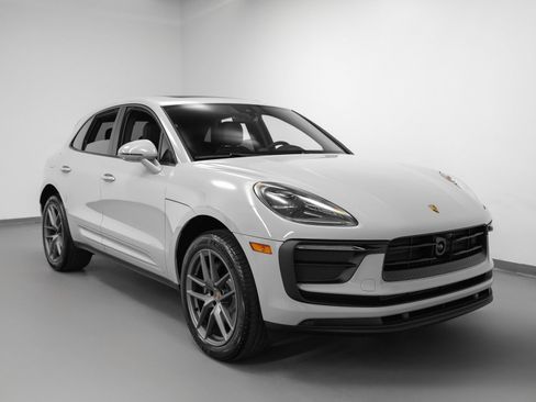 Certified 2026 Porsche Macan AWD/4WD image 10