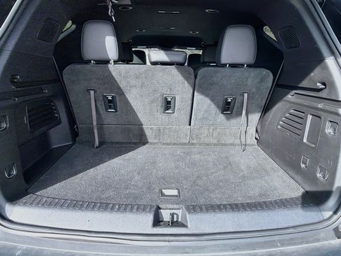 Used 2025 Chevrolet Traverse LT FWD image 11