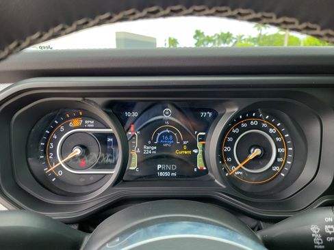 Used 2025 Jeep Wrangler Unlimited Sahara AWD/4WD image 32