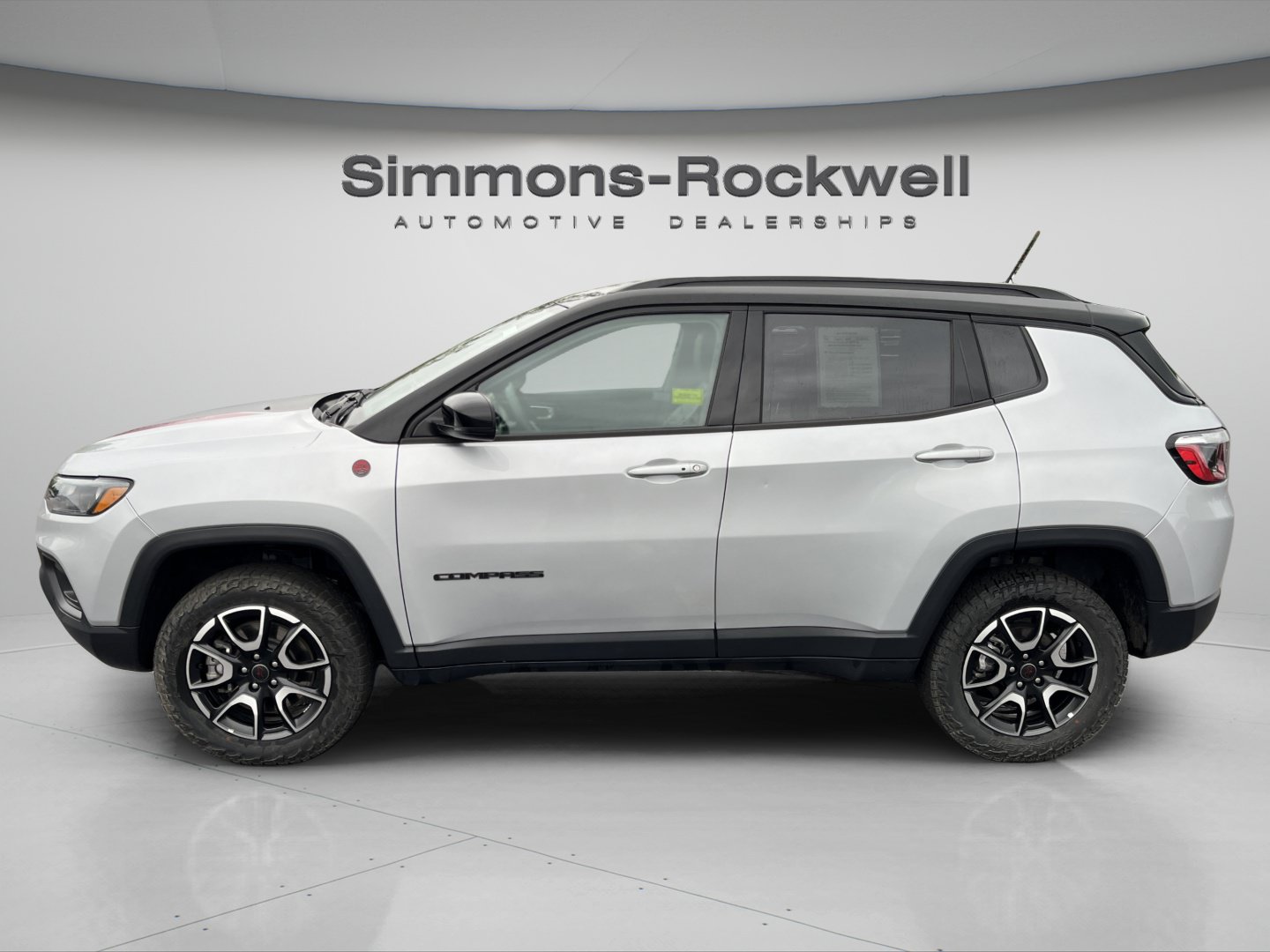 Used 2025 Jeep Compass Trailhawk AWD/4WD image 2