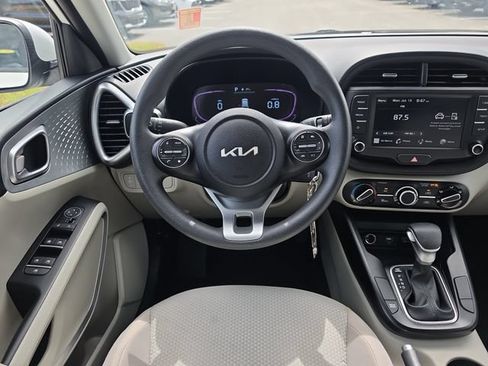 Certified 2025 Kia Soul LX w/ LX Technology Package FWD image 8