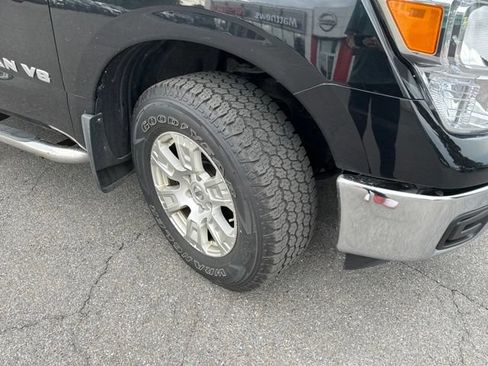 Used 2018 Nissan Titan SV AWD/4WD image 10