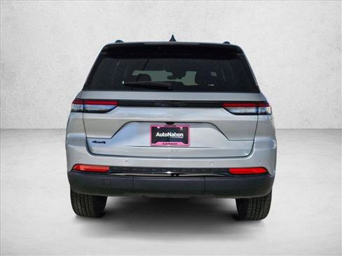 New 2025 Jeep Grand Cherokee Altitude image 8