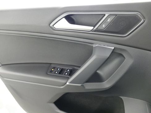 Used 2018 Volkswagen Tiguan SE AWD/4WD image 12