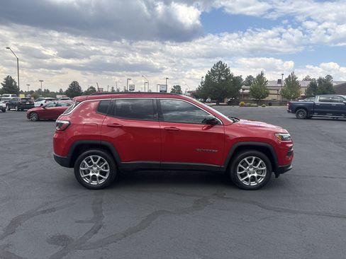 Used 2023 Jeep Compass Latitude AWD/4WD image 7