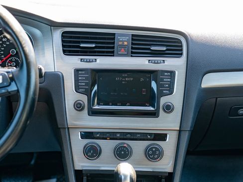 Used 2015 Volkswagen Golf TDI SE FWD image 18