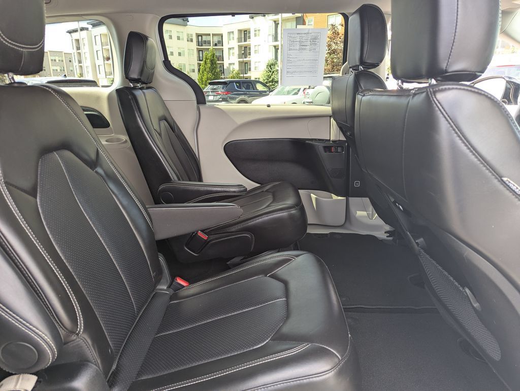 Used 2024 Chrysler Pacifica Touring-L FWD image 34