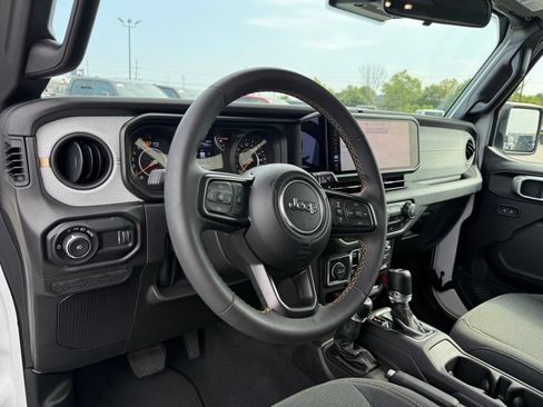 Used 2025 Jeep Wrangler Unlimited Sahara AWD/4WD image 11