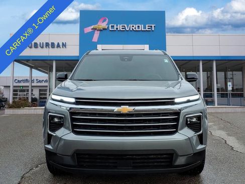 Used 2025 Chevrolet Traverse LT image 2