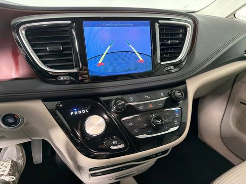 Used 2017 Chrysler Pacifica Limited FWD image 19