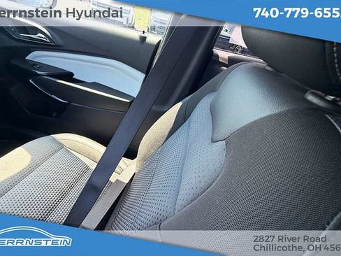Used 2025 Chevrolet Trax LT FWD image 11