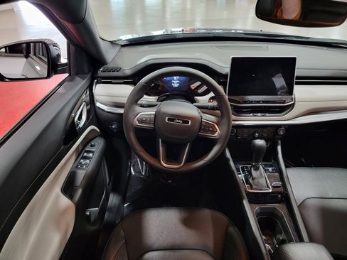 Used 2023 Jeep Compass Limited image 17