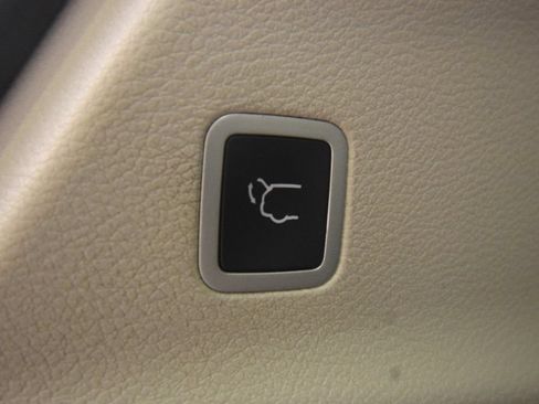 Used 2023 Chrysler Pacifica Touring-L AWD/4WD image 39