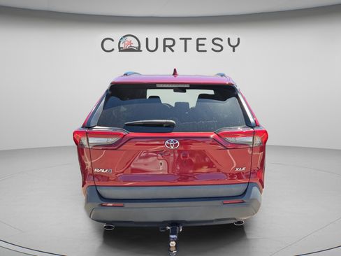 Used 2021 Toyota RAV4 XLE image 4