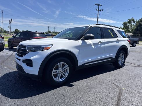 Used 2022 Ford Explorer XLT AWD/4WD image 2