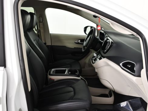 Used 2024 Chrysler Pacifica Touring-L FWD image 33
