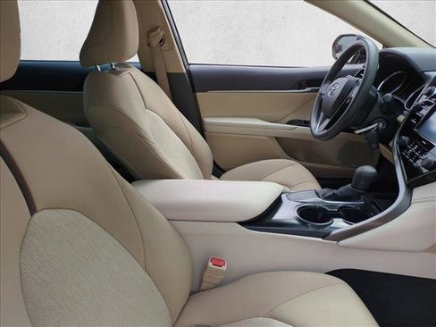 Used 2020 Toyota Camry LE image 19