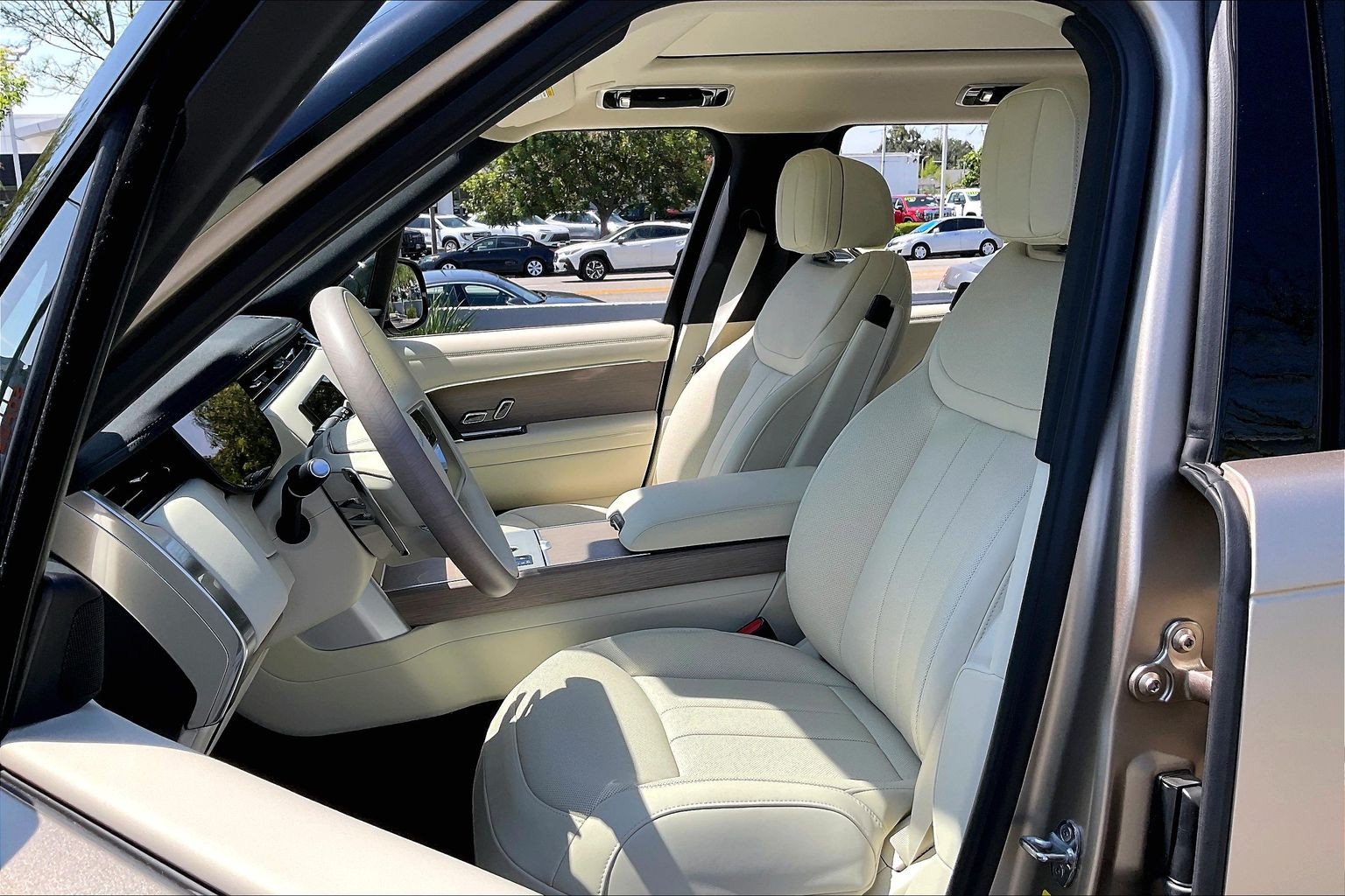 New 2026 Land Rover Range Rover Long Wheelbase SE AWD/4WD image 16